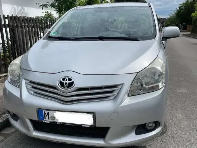 Gebraucht Toyota Verso Life 132 PS (97 kW) 2010 Silber Van / Kleinbus