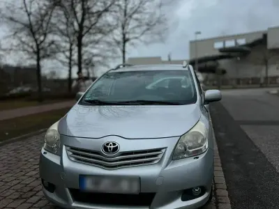 Gebraucht Toyota Verso 177 PS (130 kW) 2010 Silber Van / Kleinbus
