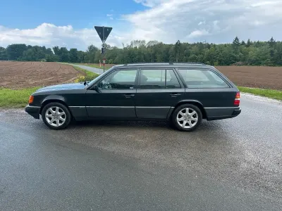 Używany Mercedes E230 Sportline 132 KM (97 kW) 1992 Czarny Kombi