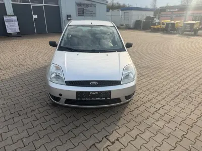 Gebraucht Ford Fiesta Ambiente 69 PS (50 kW) 2002 Silber Kleinwagen