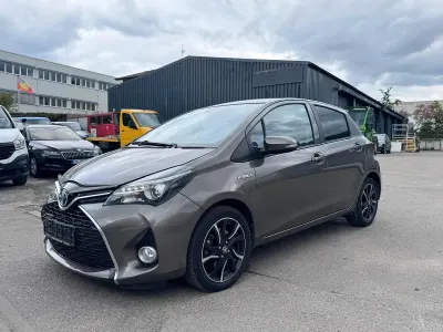 Używany Toyota Yaris Hybrid Lounge 75 KM (55 kW) 2015 Szary Hatchback