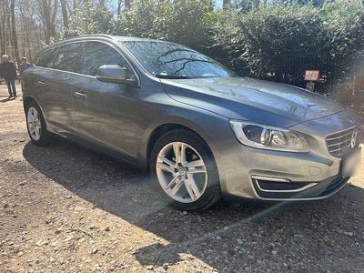 Usata Volvo V60 Momentum 245 CV (180 kW) 2017 Argento Station wagon