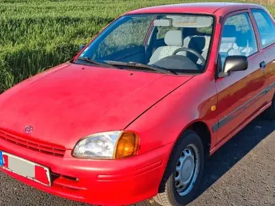 Brugt Toyota Starlet 75 HK (55 kW) 1998 Rød Hatchback