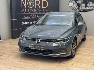 Gebraucht VW Golf VIII Active 150 PS (110 kW) 2023 Delfingrau metallic (metallic) Limousine