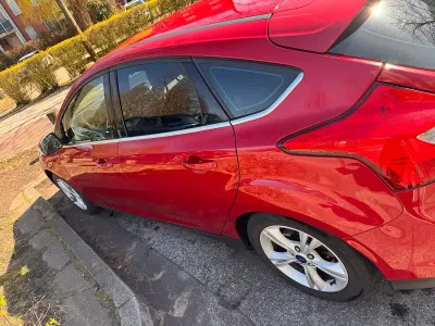 Używany Ford Focus 125 KM (91 kW) 2014 Czerwony Sedan/Limuzyna