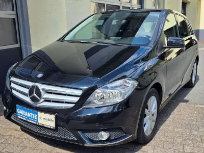 Gebraucht Mercedes B180 122 PS (89 kW) 2014 Kosmosschwarz  metalliclack Kleinwagen