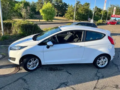 Gebraucht Ford Fiesta Trend 60 PS (44 kW) 2014 Weiß Kleinwagen