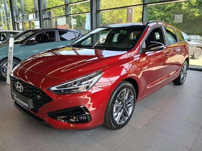 Ultimate red metallic Gebraucht 2025 Hyundai i30 Advantage Kombi | 26.870 € (Teuer)