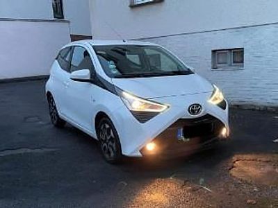 Second-hand Toyota Aygo X-play 72 CP (52 kW) 2019 Alb Hatchback