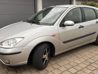 Używany Ford Focus Futura 116 KM (85 kW) 2002 Srebrny Sedan/Limuzyna