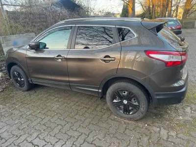 Gebraucht Nissan Qashqai Tekna 116 PS (85 kW) 2015 Braun SUV
