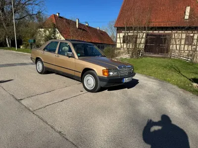 Gebraucht Mercedes 190 72 PS (52 kW) 1985 Gold Limousine