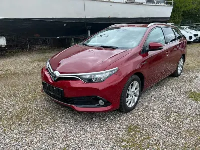 Gebraucht Toyota Auris Hybrid Comfort 98 PS (72 kW) 2019 Rot Limousine
