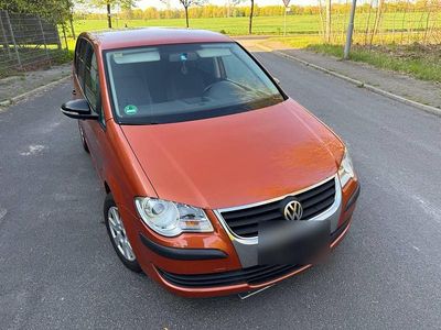 Second-hand VW Touran 105 CP (77 kW) 2009 Portocaliu Monovolum