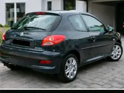 Używany Peugeot 206 60 KM (44 kW) 2011 Czarny Hatchback