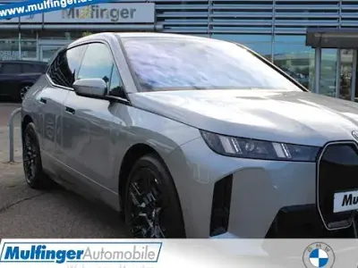 Neu BMW iX Sport Line 400 kW (544 PS) 2026 Spacesilber SUV