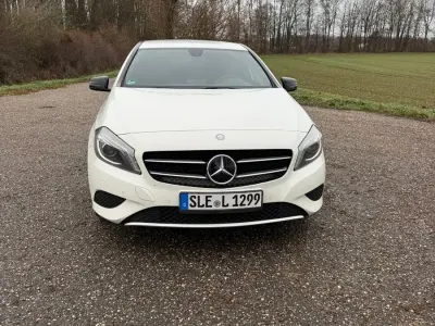 Gebraucht Mercedes A180 Urban 122 PS (89 kW) 2015 Weiß Kleinwagen
