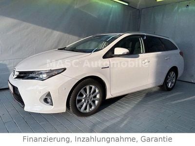 Weiß Gebraucht 2015 Toyota Auris Hybrid Kombi | 12.790 € (Fairer Preis)