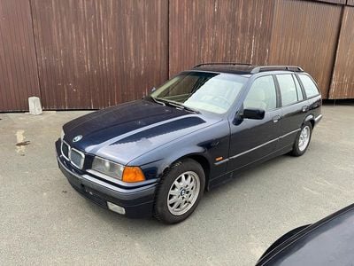 Brugt BMW 320 Basis 150 HK (110 kW) 1998 Blå Stationcar