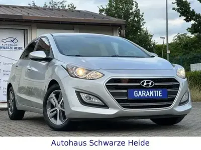 Gebraucht Hyundai i30 Passion 135 PS (99 kW) 2016 Silber Limousine