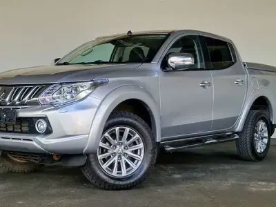 Używany Mitsubishi L200 181 KM (133 kW) 2017 Srebrny Pickup