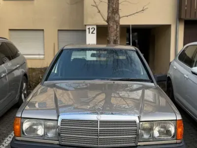 Brugt Mercedes 190 72 HK (52 kW) 1986 Sølv Sedan