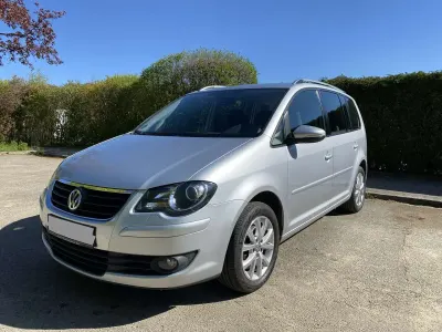 Second-hand VW Touran Highline 140 CP (102 kW) 2010 Argintiu Monovolum