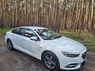Weiß Gebraucht 2019 Opel Insignia Business Limousine | 12.000 € (Etwas zu teuer)