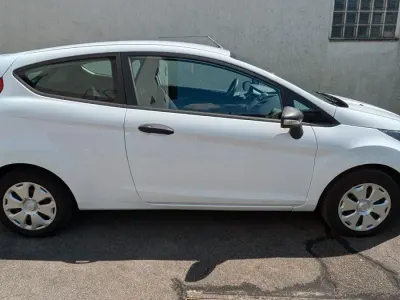 Gebraucht Ford Fiesta Ambiente 60 PS (44 kW) 2015 Weiß Kleinwagen