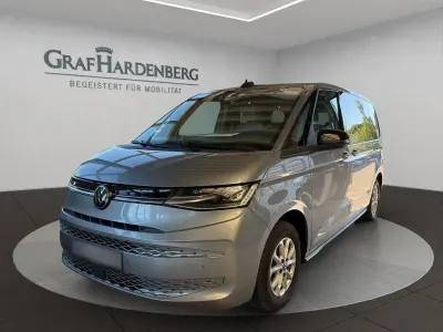 Gebraucht VW Multivan Life 150 PS (110 kW) 2023 Silber Van / Kleinbus