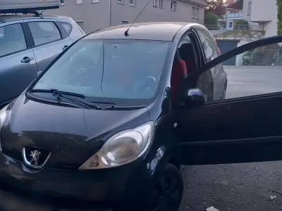 Second-hand Peugeot 107 68 CP (50 kW) 2008 Negru Hatchback