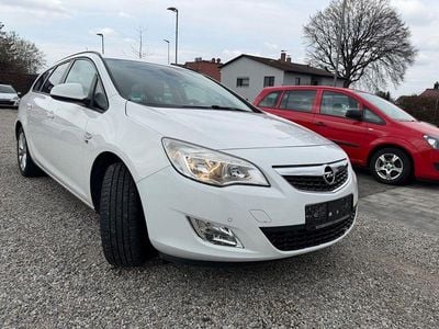 Usado Opel Astra Edition 140 HP (102 kW) 2012 Branco Sedan