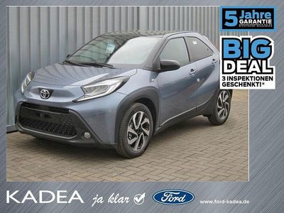 Neu Toyota Aygo X-plore 72 PS (52 kW) 2025 Celestite grey (1k3)/ black mi Kleinwagen