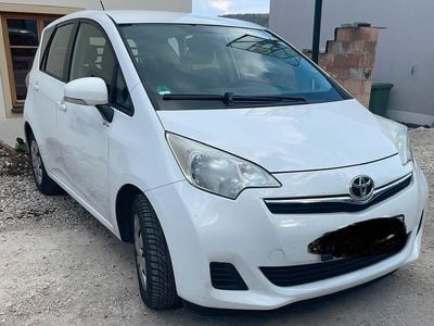 Gebraucht Toyota Verso-S 99 PS (72 kW) 2012 Weiß Van / Kleinbus