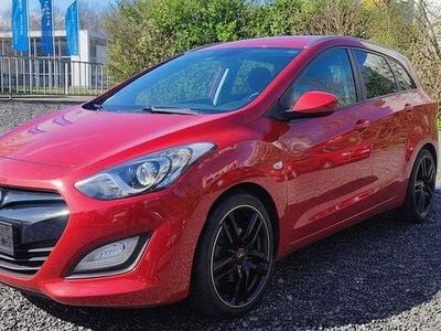 Gebraucht Hyundai i30 Classic 99 PS (72 kW) 2013 Rot Kombi