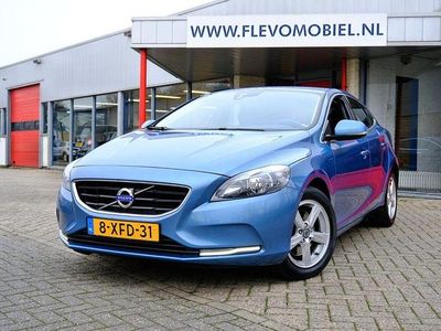 Second-hand Volvo V40 Momentum 120 CP (88 kW) 2014 Albastru Berlinǎ