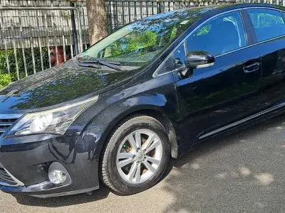 Usata Toyota Avensis 124 CV (91 kW) 2013 Nero Berlina