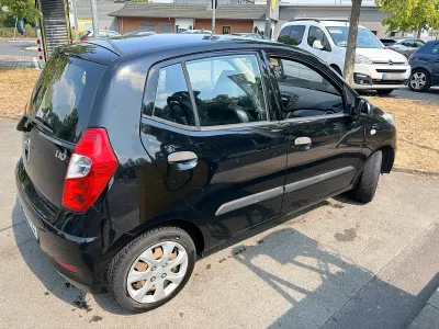 Gebraucht Hyundai i10 69 PS (50 kW) 2011 Schwarz Kleinwagen