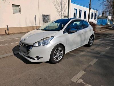 Gebraucht Peugeot 208 110 PS (80 kW) 2015 Weiß Kleinwagen