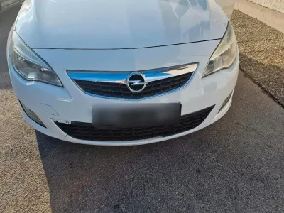 Gebraucht Opel Astra 90 PS (66 kW) 2011 Weiß Kleinwagen