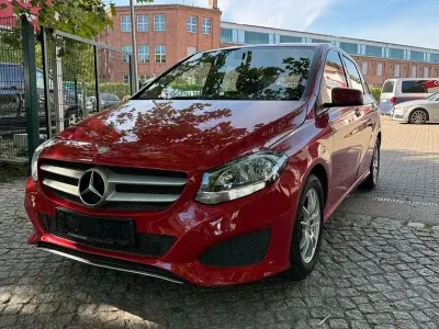 Gebraucht Mercedes B200 156 PS (114 kW) 2015 Rot Kleinwagen