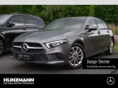 Gebraucht Mercedes A200 Progressive 163 PS (119 kW) 2021 Mountaingrau metallic Limousine