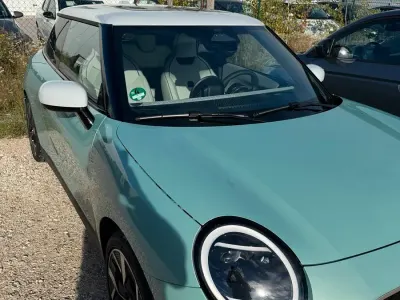 Neu Mini Cooper Favoured 135 kW (184 PS) 2025 Grün Kleinwagen