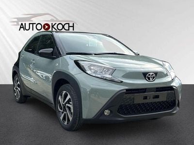 Neu Toyota Aygo X Team 72 PS (52 kW) 2025 Urban khaki (6x3)/ black mica SUV