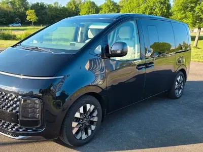 Używany Hyundai Staria Signature 177 KM (130 kW) 2024 Niebieski Minivan