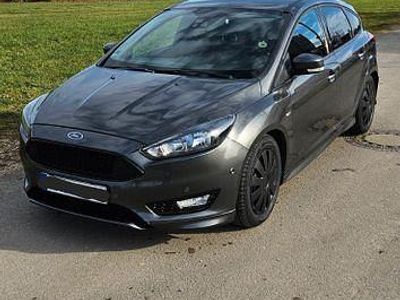 Grau Gebraucht 2018 Ford Focus ST-Line Limousine | 9.250 € (Fairer Preis)
