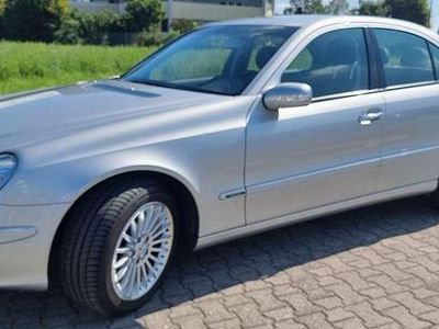 Gebraucht Mercedes E500 Elegance 306 PS (225 kW) 2002 Astralsibermetallic Limousine