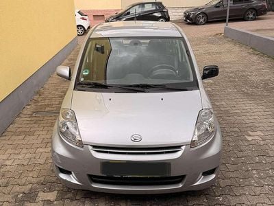 Gebraucht Daihatsu Sirion 69 PS (50 kW) 2012 Silber Kleinwagen