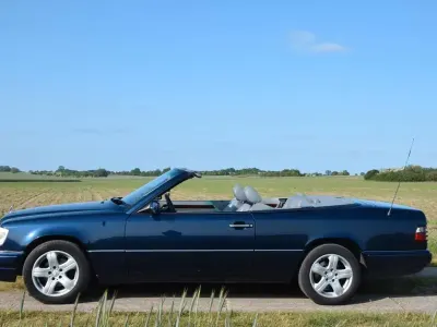 Gebraucht Mercedes E220 150 PS (110 kW) 1995 Blau Cabrio