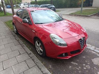 Gebraucht Alfa Romeo Giulietta Quadrifoglio Verde 170 PS (125 kW) 2014 Rot Kleinwagen